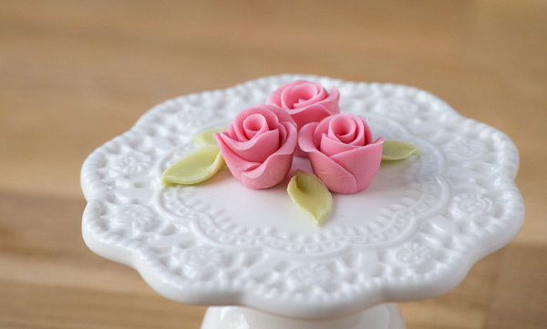 4x Puppenhaus Miniatur lose handgefertigt fontant Rose Törtchen 
