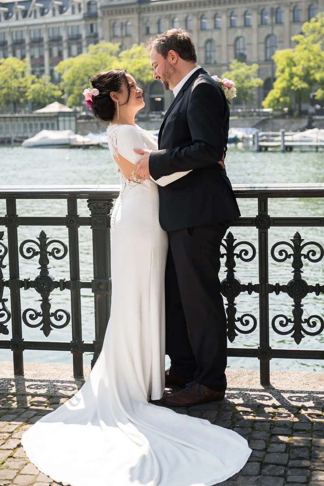 Intro-Bild mit Xuân-Minh & John als Hochzeitspaar - 1 Tag bevor die Royal Wedding Zitronen-Holunderblüten-Torte serviert wurde