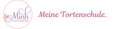 Minh-Cakes-Logo-mit-Slogan-mittig-rosa-800x200-1-1-1-1-1-1-1.png